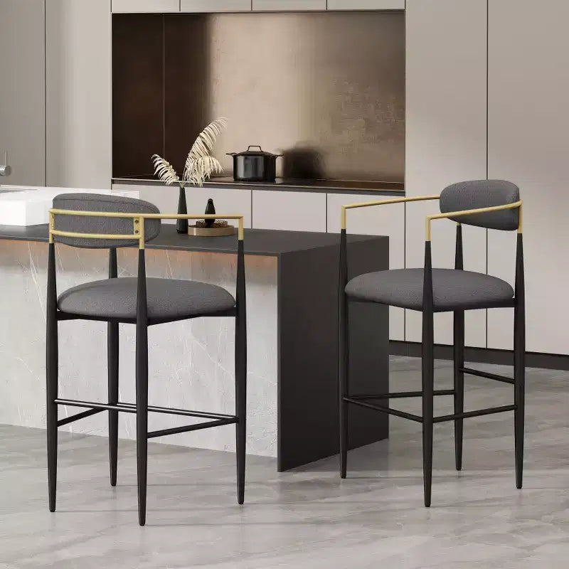 Sgabelli da bar con schienale imbottito ad altezza bancone